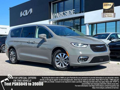 Used 2022 Chrysler Pacifica Touring-L FWD image 1
