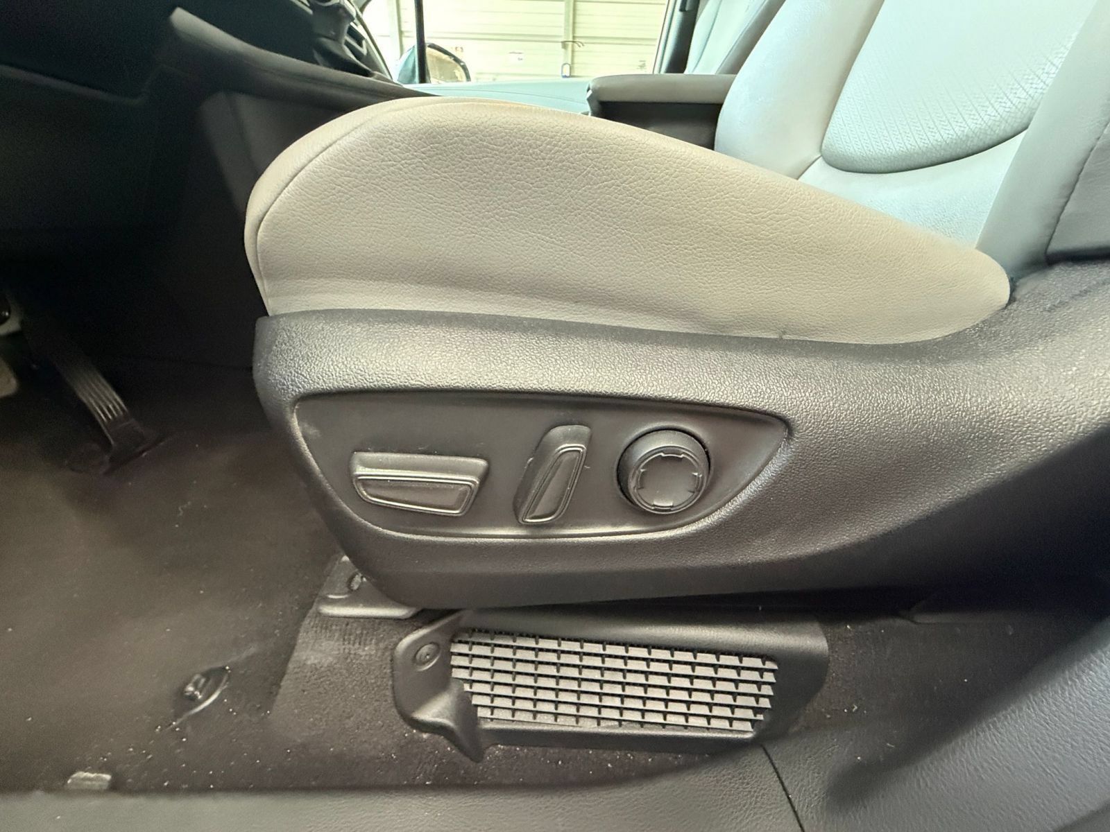 Used 2025 Toyota Sienna XLE FWD image 21