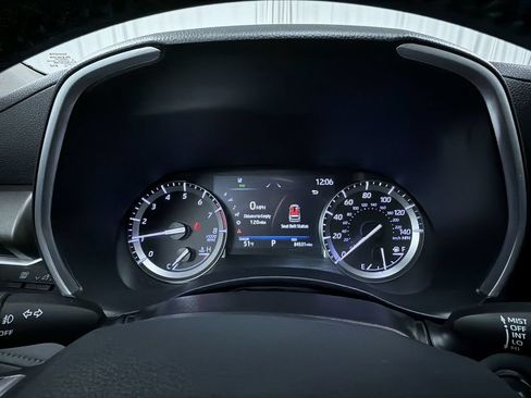 Used 2022 Toyota Highlander XLE AWD/4WD image 11