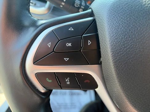 Used 2020 Jeep Grand Cherokee Laredo AWD/4WD image 32