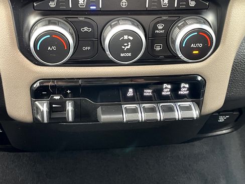 Used 2019 RAM 1500 Laramie AWD/4WD image 18