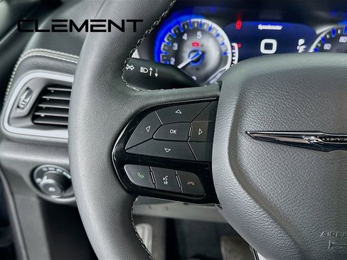 Used 2022 Chrysler Pacifica Limited w/ Uconnect Theater Family Group image 15