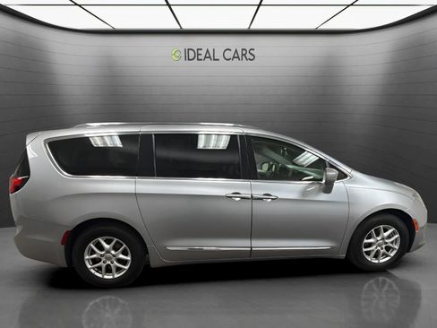 Used 2020 Chrysler Pacifica Touring-L FWD image 6