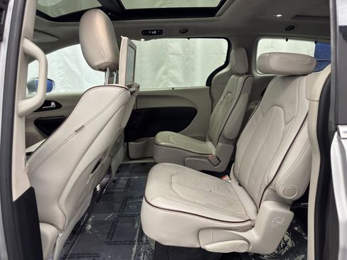 Used 2017 Chrysler Pacifica Limited image 27