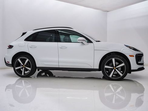 Certified 2026 Porsche Macan AWD/4WD image 9