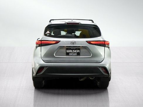 Used 2020 Toyota Highlander L AWD/4WD image 4