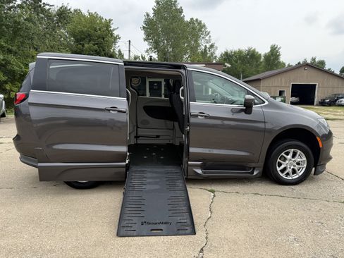 Used 2022 Chrysler Voyager LX FWD image 28