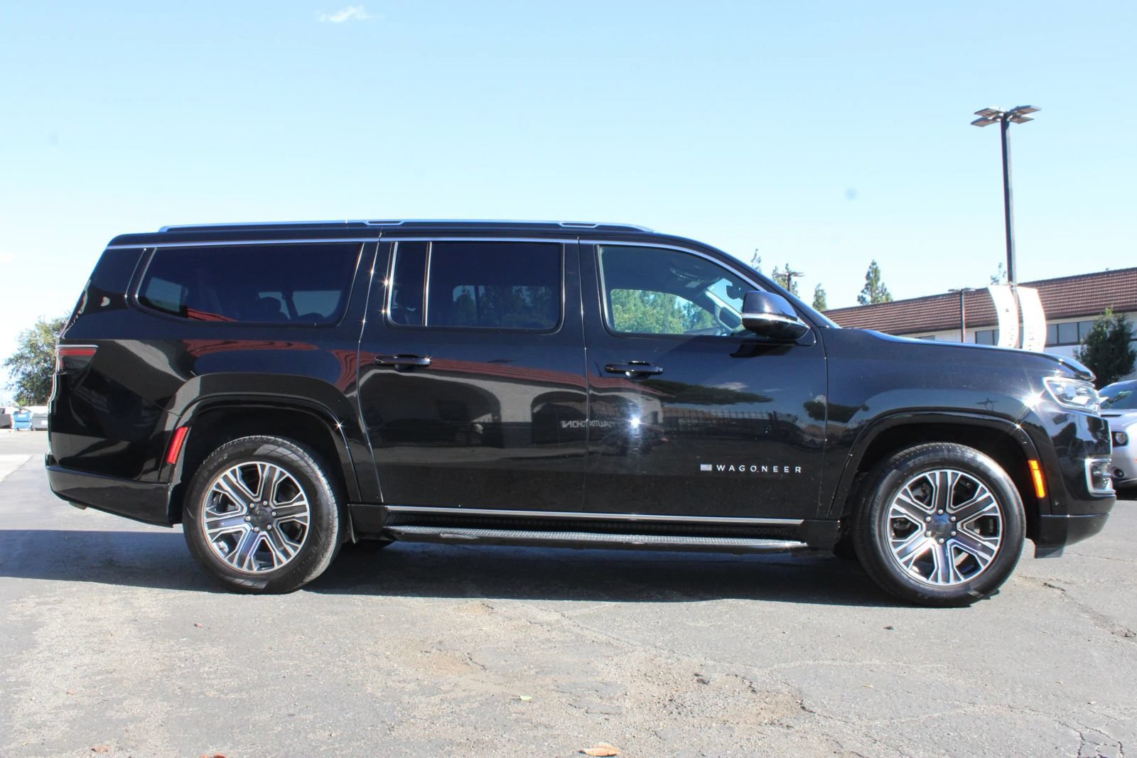 Used 2024 Jeep Wagoneer L Series II RWD image 29