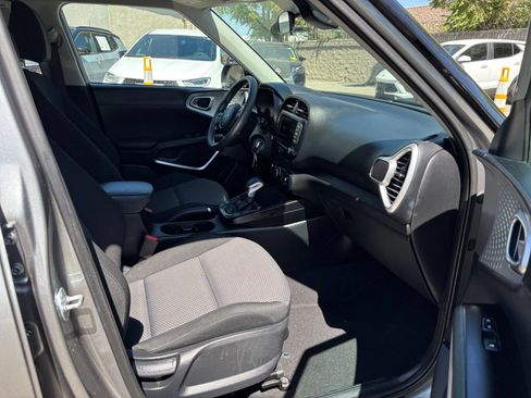Used 2025 Kia Soul LX w/ LX Technology Package FWD image 33