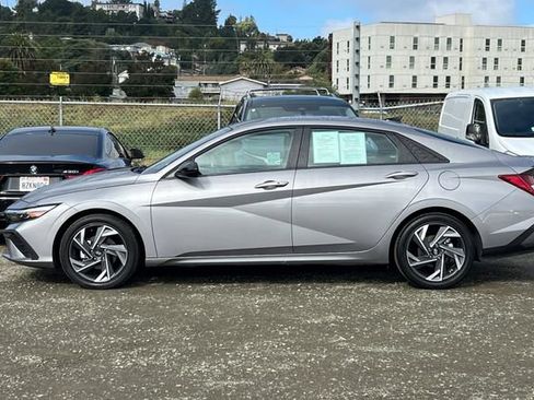 Certified 2025 Hyundai Elantra SEL FWD image 9