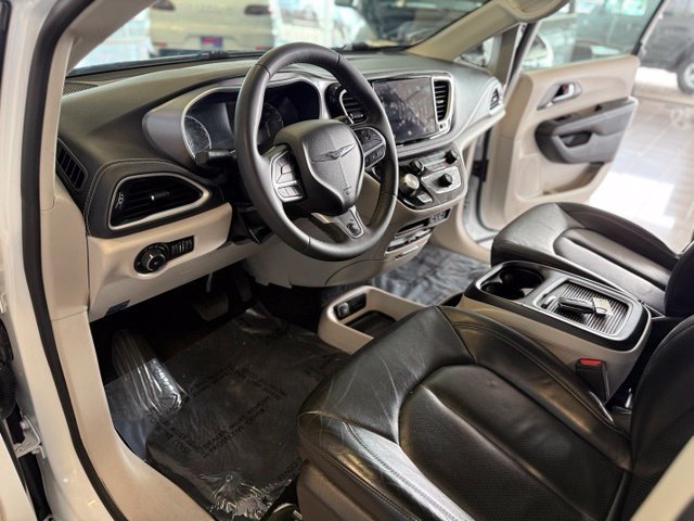 Used 2022 Chrysler Pacifica Touring-L w/ Uconnect Theater Family Group FWD image 2