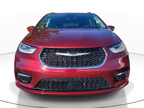 Used 2021 Chrysler Pacifica Touring w/ Cold Weather Group FWD image 2