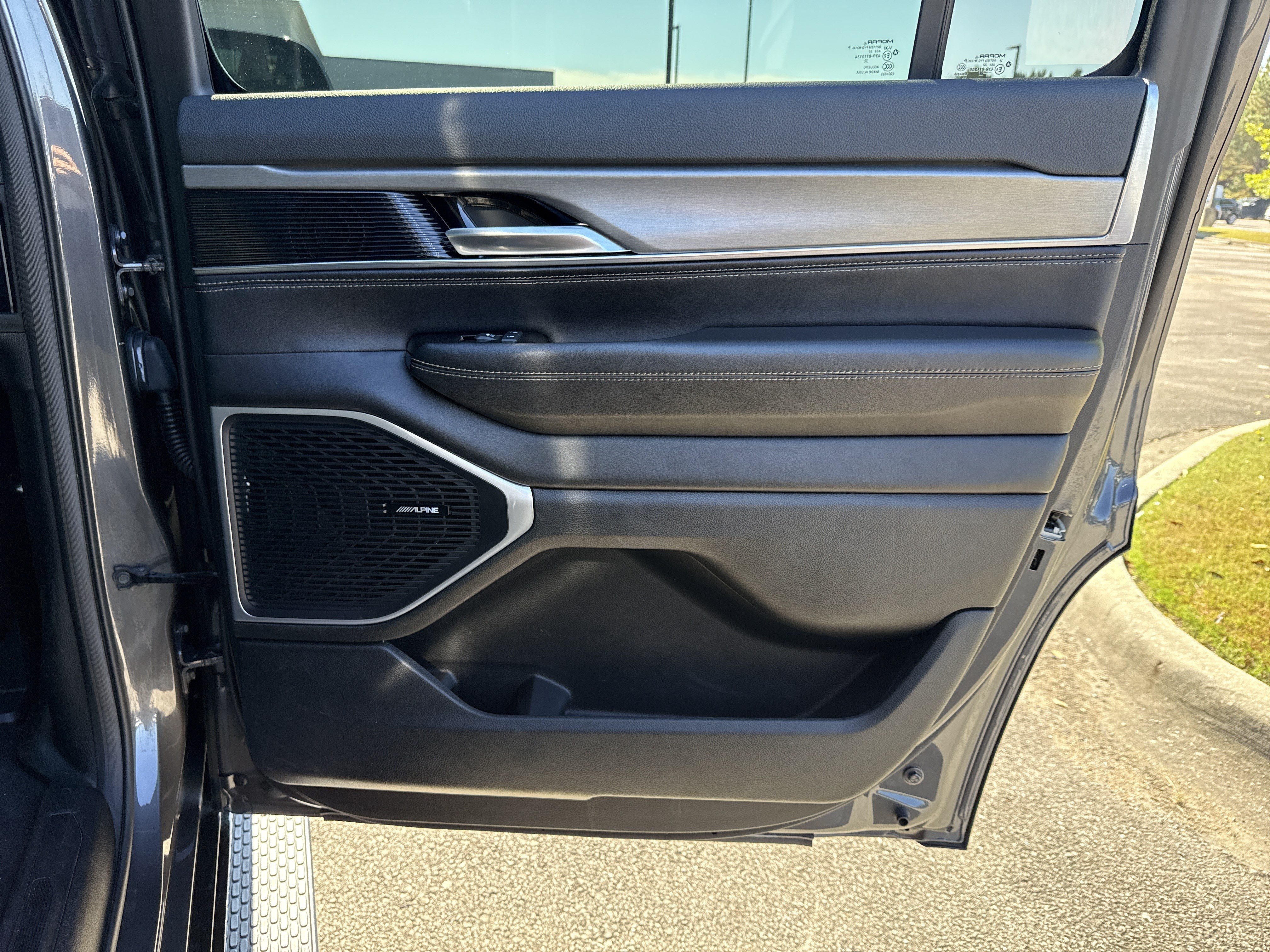 Used 2023 Jeep Wagoneer Series II AWD/4WD image 18