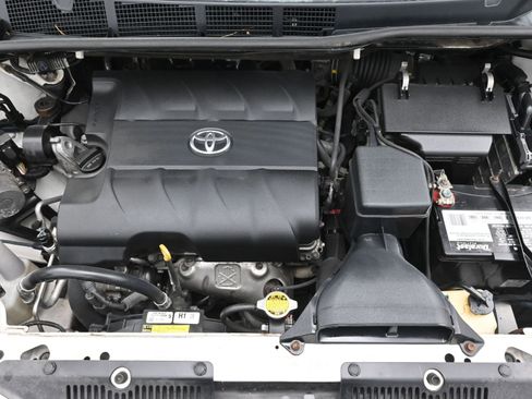 Used 2015 Toyota Sienna LE image 29
