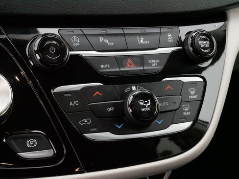 Used 2023 Chrysler Pacifica Touring-L image 23