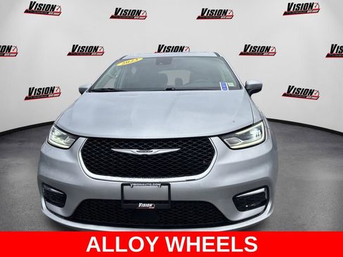 Used 2023 Chrysler Pacifica Touring-L FWD image 2