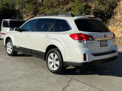 Used 2011 Subaru Outback 2.5i Limited AWD/4WD image 4