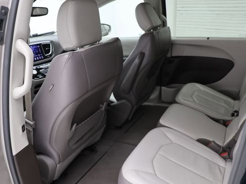 Used 2018 Chrysler Pacifica Touring-L image 11