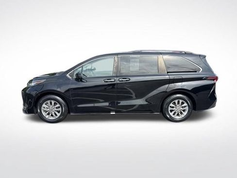 Used 2023 Toyota Sienna XLE FWD image 4