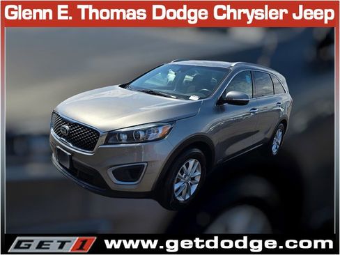 Used 2017 Kia Sorento AWD w/ LX Convenience Package image 3