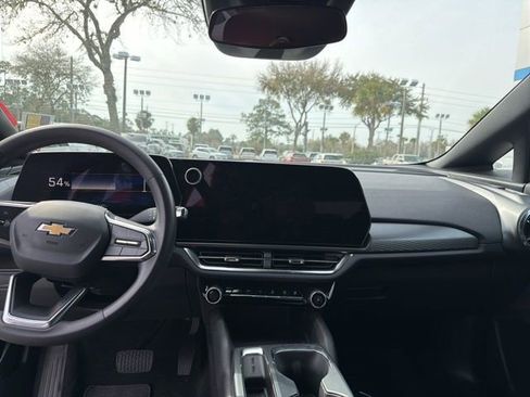 Used 2025 Chevrolet Equinox EV LT image 9