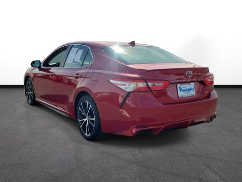 Used 2020 Toyota Camry SE image 3