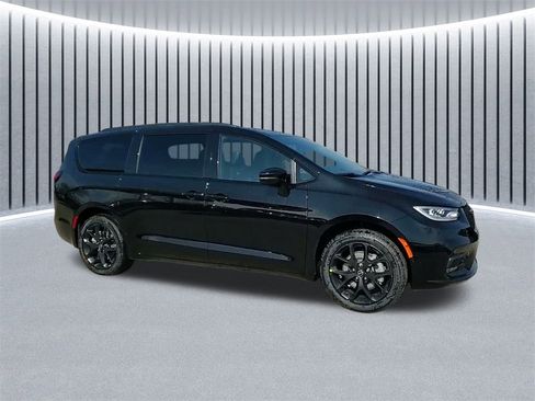 New 2026 Chrysler Pacifica Select w/ S Appearance Package image 4