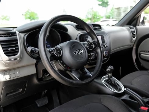 Used 2017 Kia Soul w/ Convenience Package FWD image 3