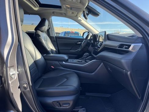 Used 2023 Toyota Highlander XLE image 37