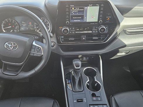 Used 2022 Toyota Highlander XLE image 9