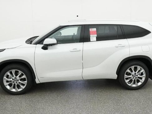 New 2026 Toyota Highlander Limited image 3