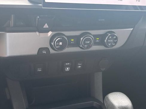 Used 2018 Toyota Tacoma SR5 RWD image 18