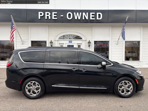Used 2023 Chrysler Pacifica Limited FWD image 4