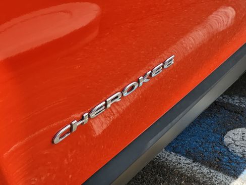 Used 2021 Jeep Cherokee Latitude FWD image 11