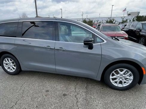 Used 2025 Chrysler Pacifica Select image 3