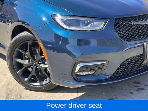 Used 2025 Chrysler Pacifica Limited image 4