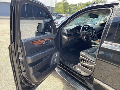 Used 2015 Cadillac Escalade Luxury AWD/4WD image 13