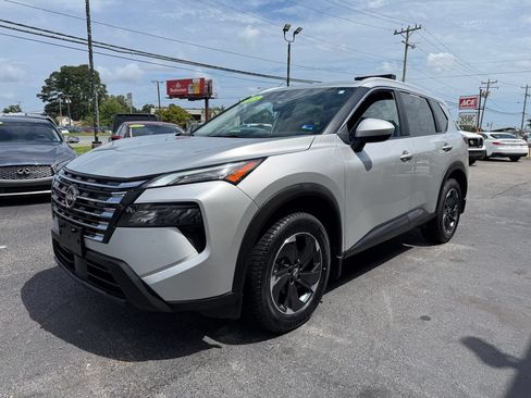 Used 2025 Nissan Rogue SV w/ SV Premium Package FWD image 6