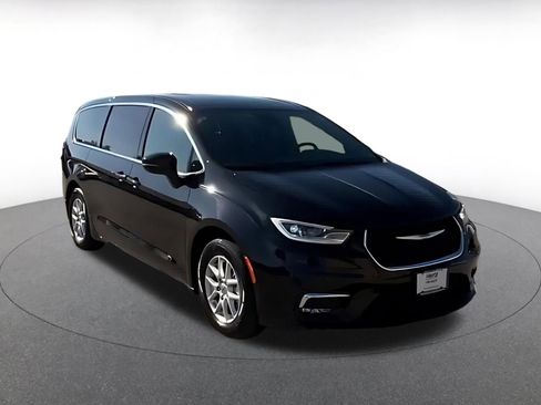 Used 2025 Chrysler Pacifica Select image 3