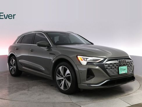Used 2024 Audi Q8 e-tron Premium Plus w/ Premium Plus Package image 4