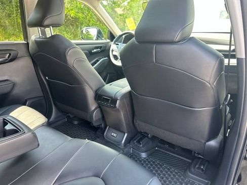Used 2024 Toyota Highlander XLE AWD/4WD image 51