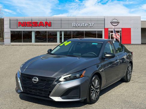 Used 2024 Nissan Altima 2.5 SV image 2