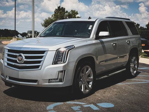 Used 2015 Cadillac Escalade Luxury RWD image 6