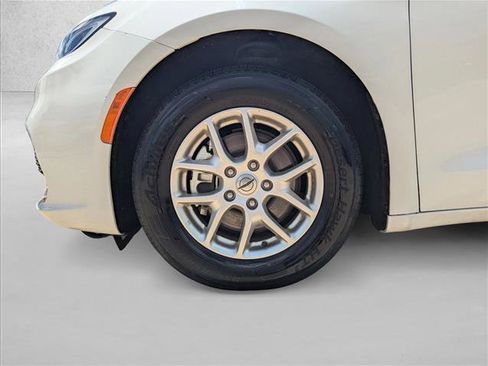 Used 2023 Chrysler Pacifica Touring-L FWD image 22