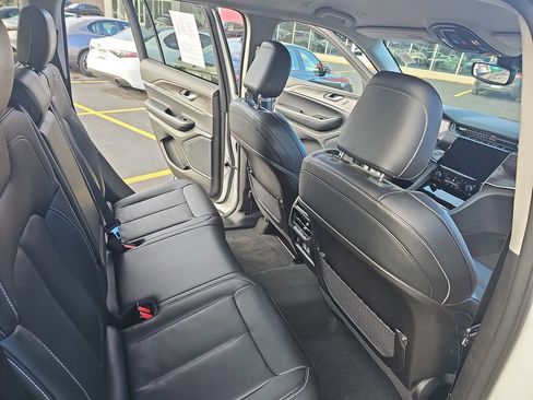 Used 2023 Jeep Grand Cherokee Limited image 11