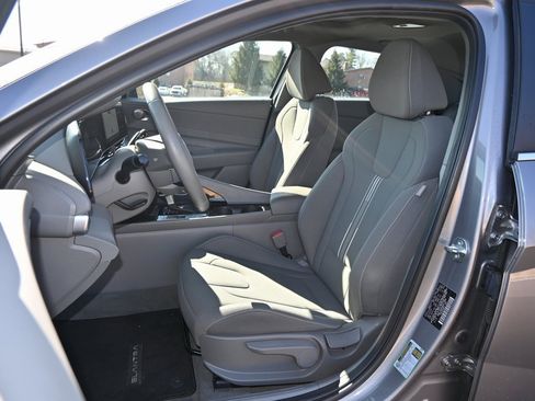 Used 2024 Hyundai Elantra SEL w/ Convenience Package image 10