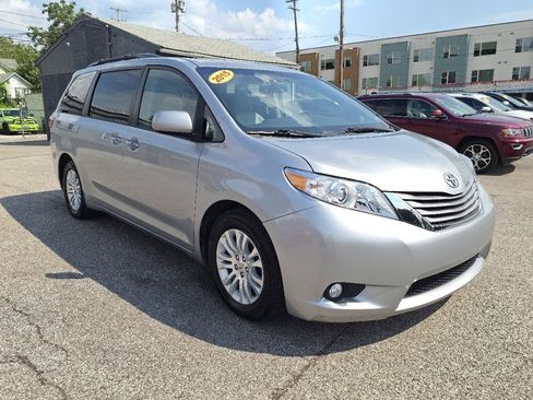 Used 2015 Toyota Sienna XLE FWD image 3