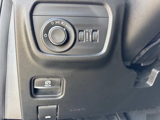 Used 2023 Jeep Grand Cherokee L Laredo RWD image 25