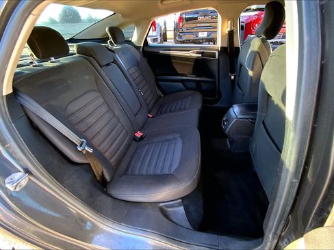 Used 2018 Ford Fusion SE w/ Fusion SE Technology Package image 16