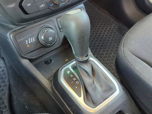 Used 2018 Jeep Renegade Latitude w/ Cold Weather Group image 20